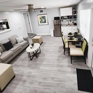  Apartment Cheerful Super + 2 Queen + Sofa Bed Minutes From The Airport!